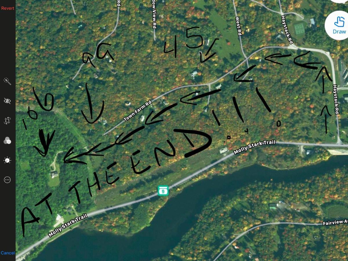 Mount Snow, Snowmobilers N Trailers Plenty Of Parking Wilmington Exterior foto